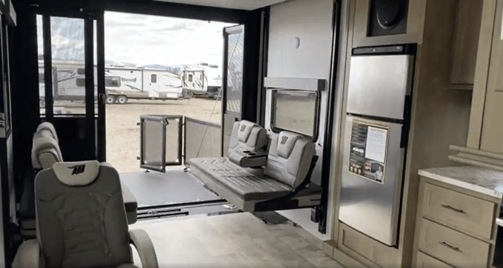 2023 Momentum 25G garage seats