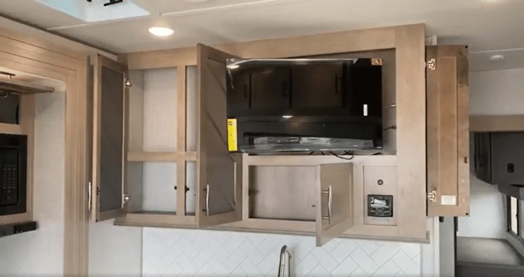 2023 Momentum 25G tv living room