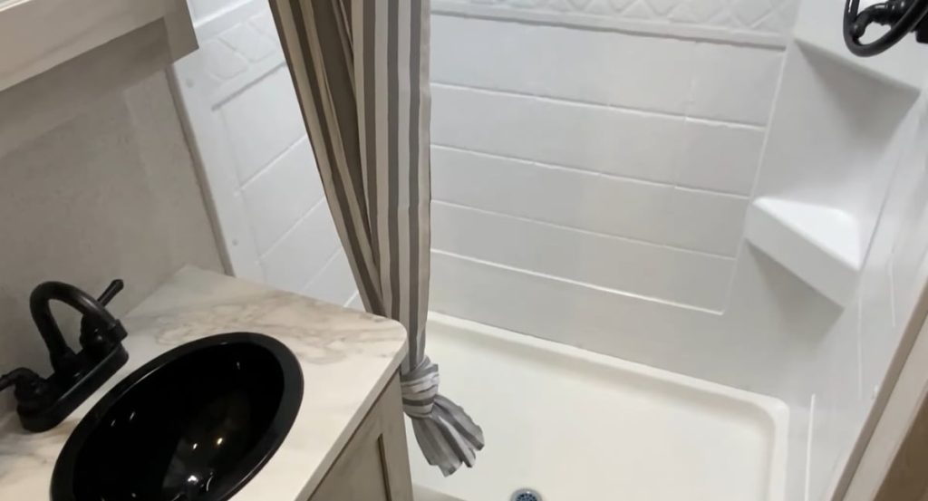 Della Terra 220RBLE bathroom