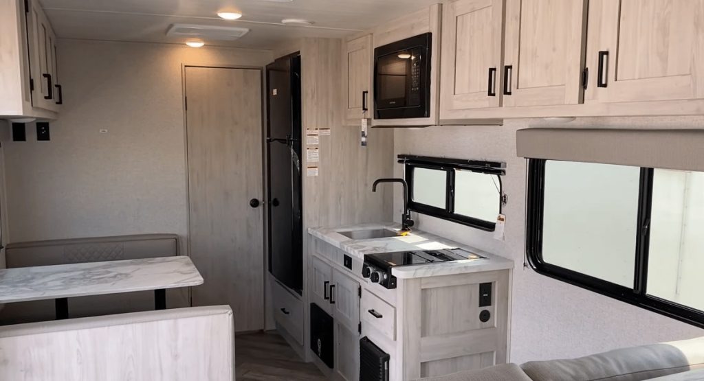 Della Terra 220RBLE kitchen