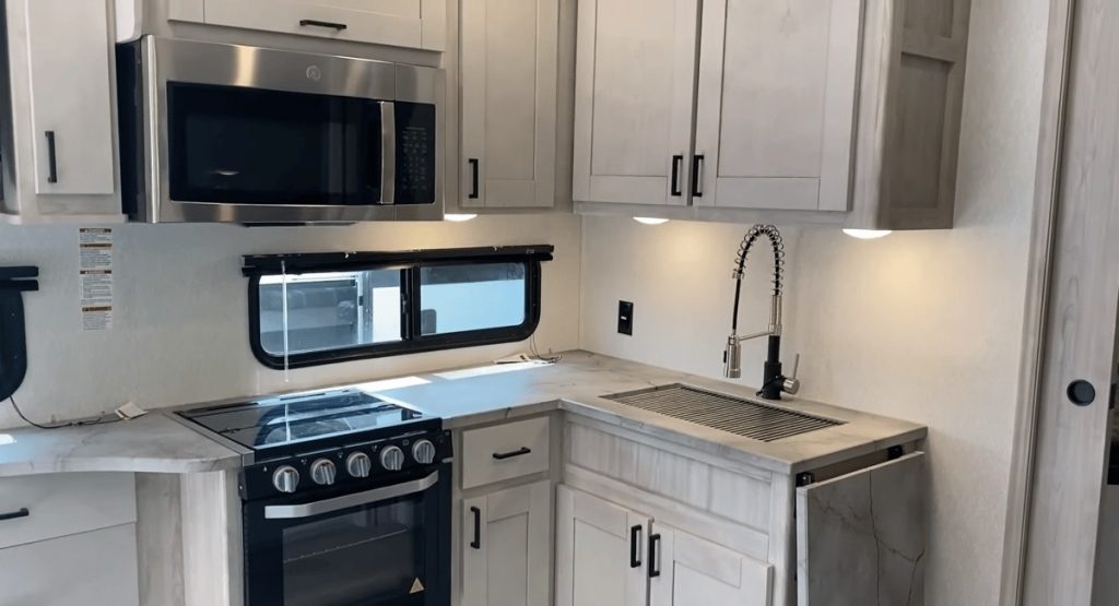 Tandara 27BH-OK kitchen