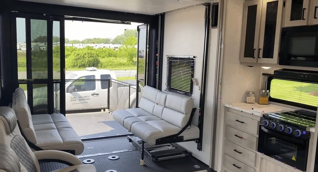 Alta 2870KTH Toy Hauler living