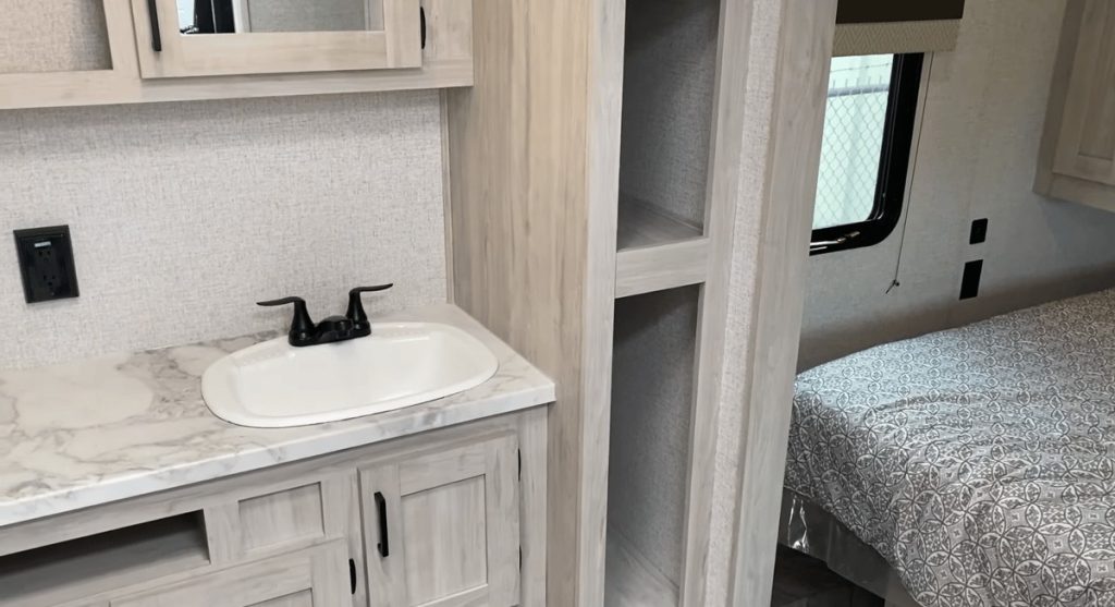 Della Terra 300DB bathroom