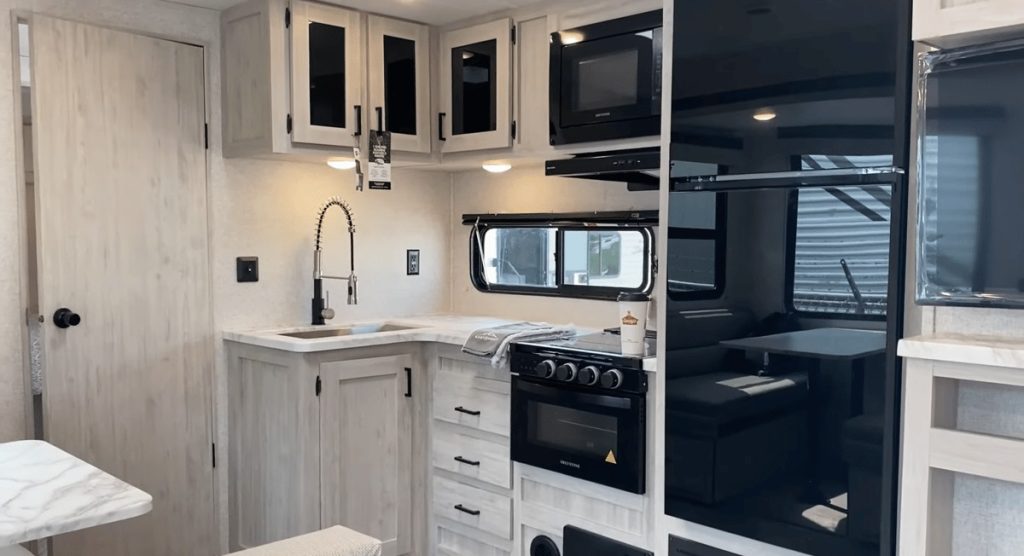 Della Terra 300DB kitchen