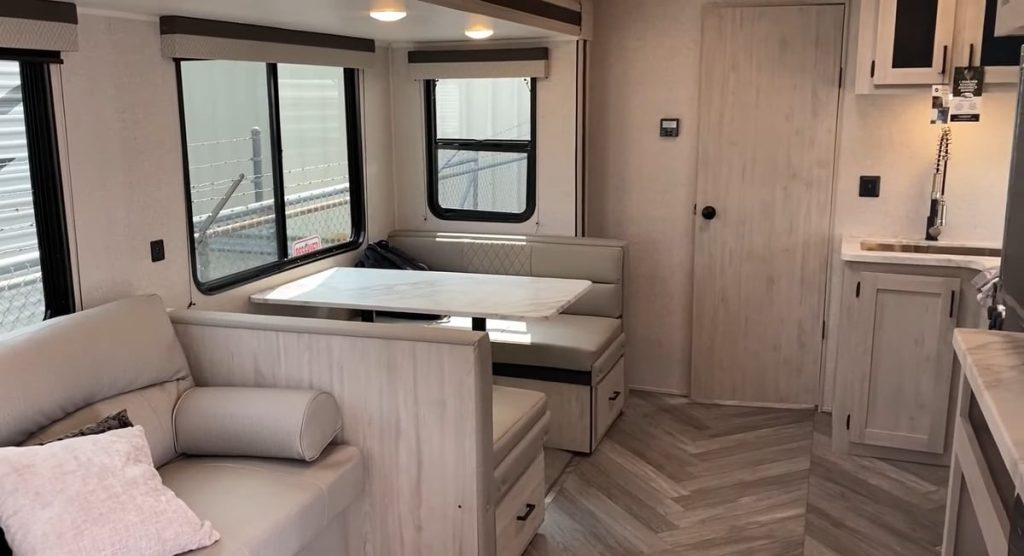 Della Terra 300DB dinette