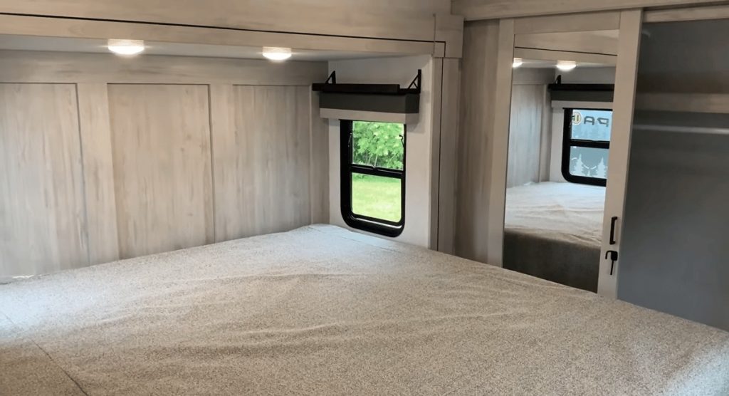 Blackthorn 3101RL-OK bedroom