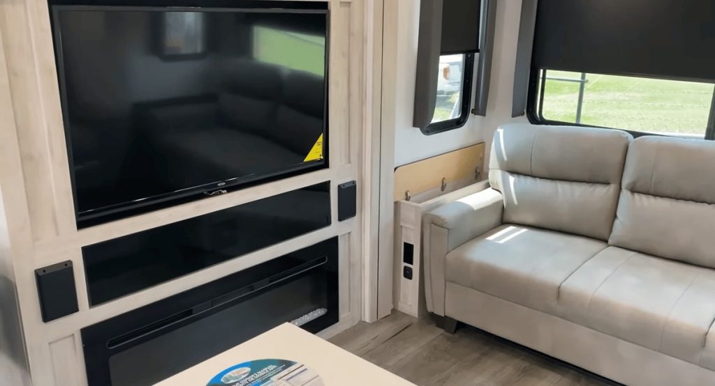 Blackthorn 3101RL-OK living