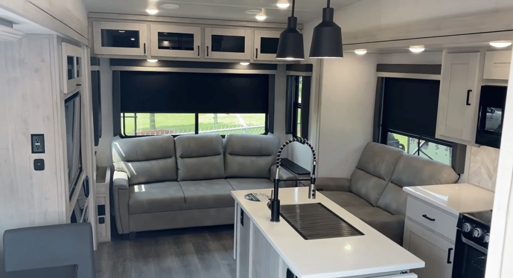 Blackthorn 3101RL-OK living room