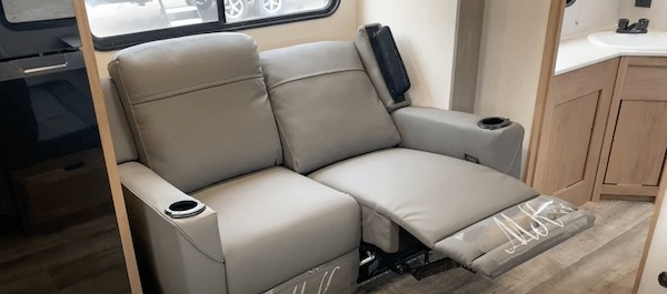 2024 Alpha Wolf 23LDE living room