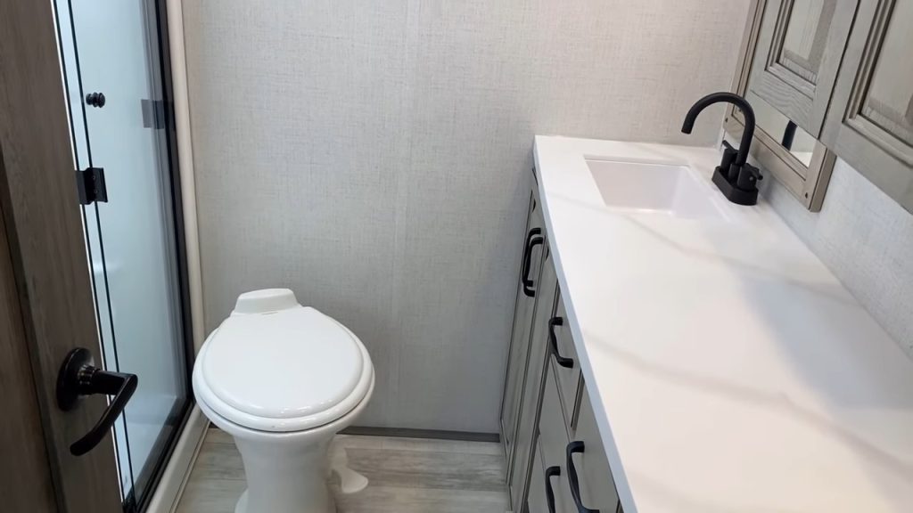 Alpine 3303CK toilet