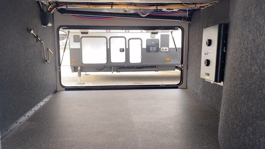 Alpine 3303CK storage