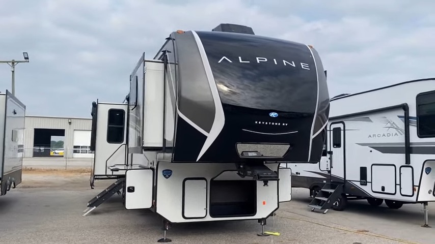 Alpine 3303CK exterior tow