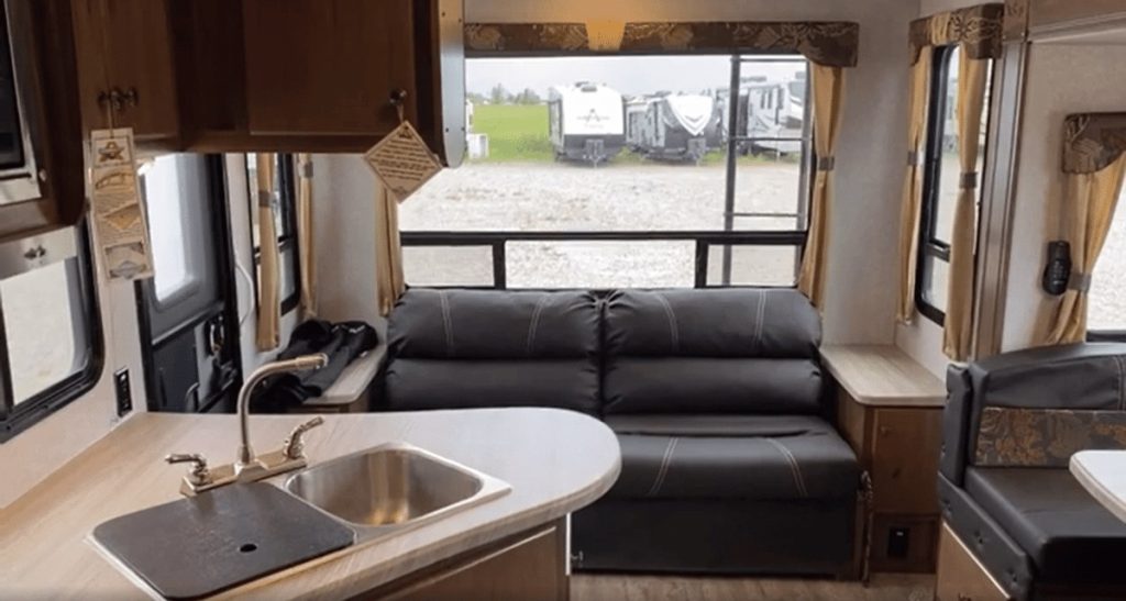 Nash 25DS living room