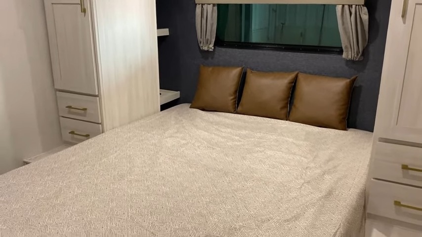 2024 Surveyor 252RBLE bedroom