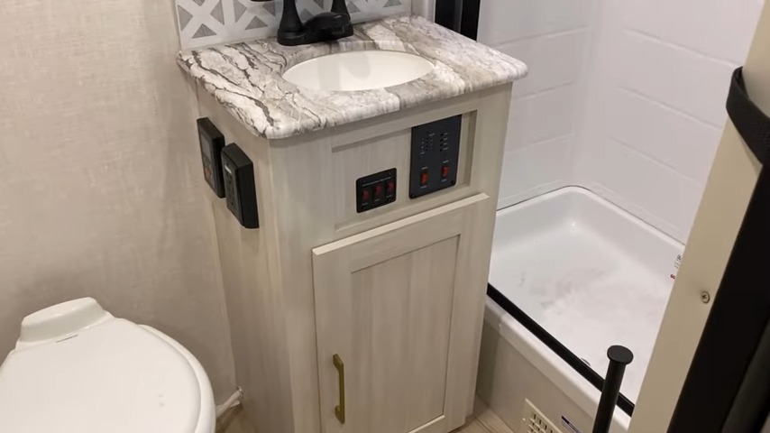 2024 Surveyor 252RBLE bathroom