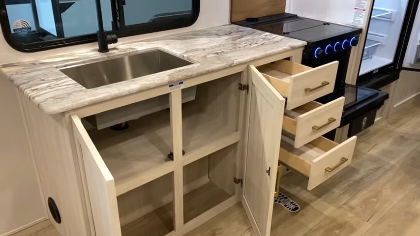 2024 Surveyor 252RBLE kitchen