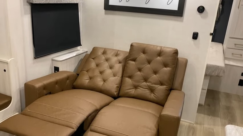 2024 Surveyor 252RBLE living room