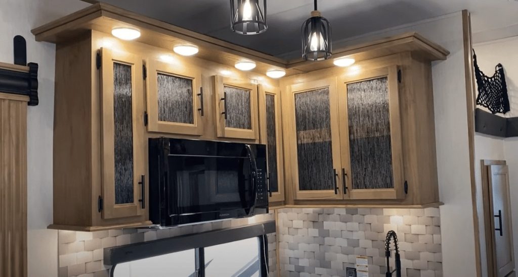 4500PACK14D microwave and cabinets
