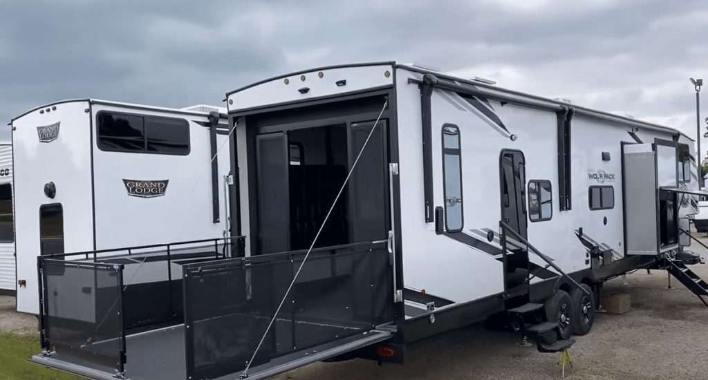 4500PACK14D garage and patio exterior