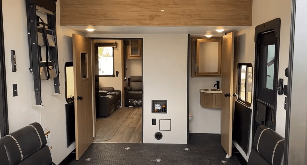 4500PACK14D Garage interior