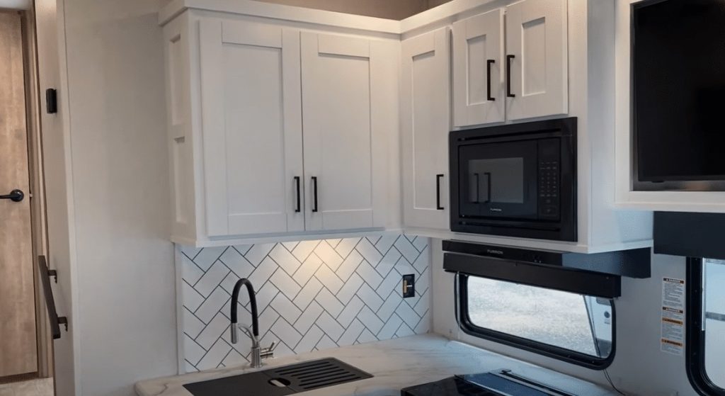 Keystone Arcadia 253SLRD Cabinets