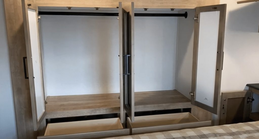 Keystone Arcadia 253SLRD bedroom storage