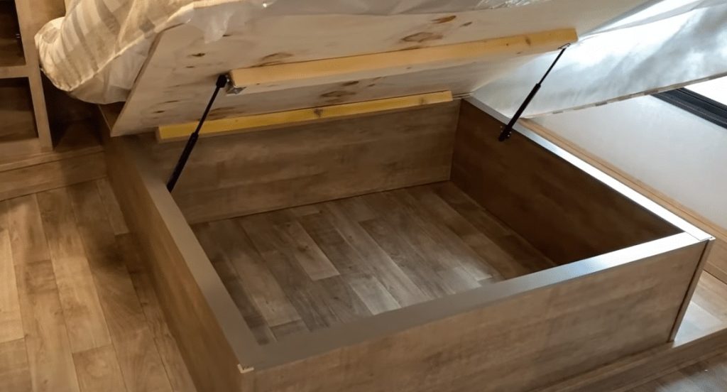 Keystone Arcadia 253SLRD bedroom storage