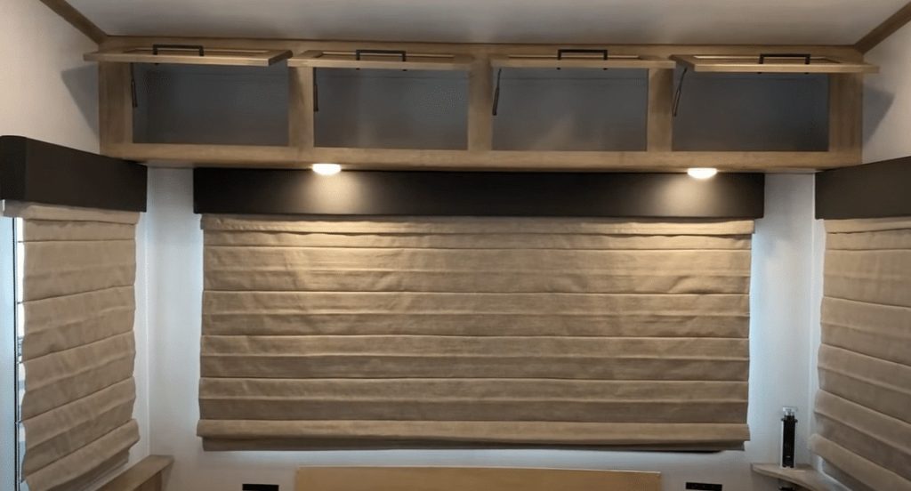 Keystone Arcadia 253SLRD kitchen storage