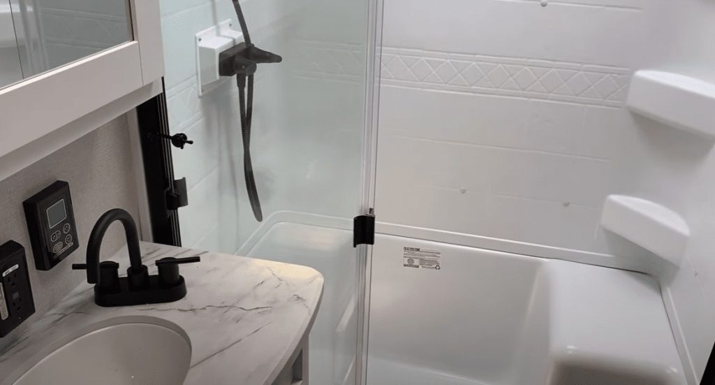 Keystone Arcadia 253SLRD bathroom