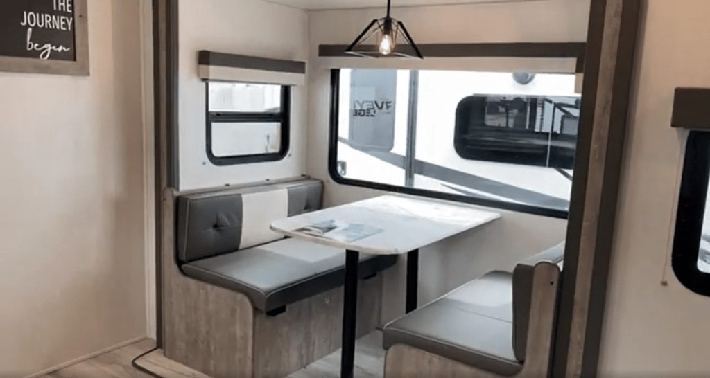 Surveyor 203RKLE dinnette