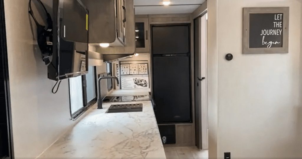 Surveyor 203RKLE counter space