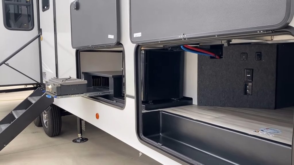 37MBR exterior outdoor kitchen