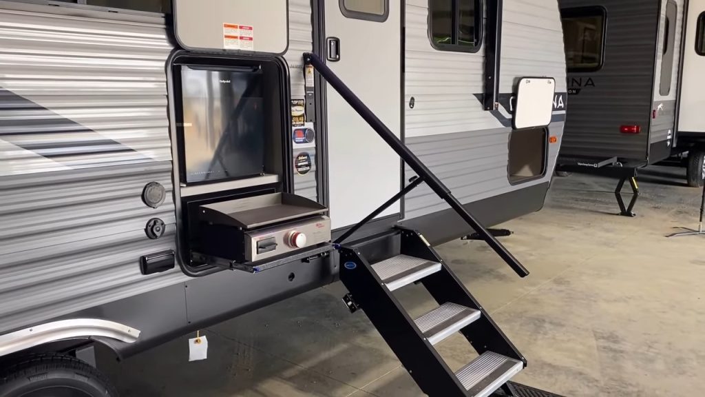 2024 Catalina 243RBS exterior