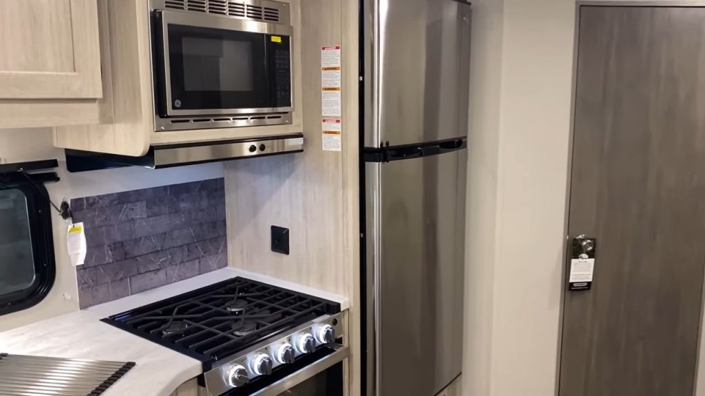 2024 Catalina 243RBS kitchen