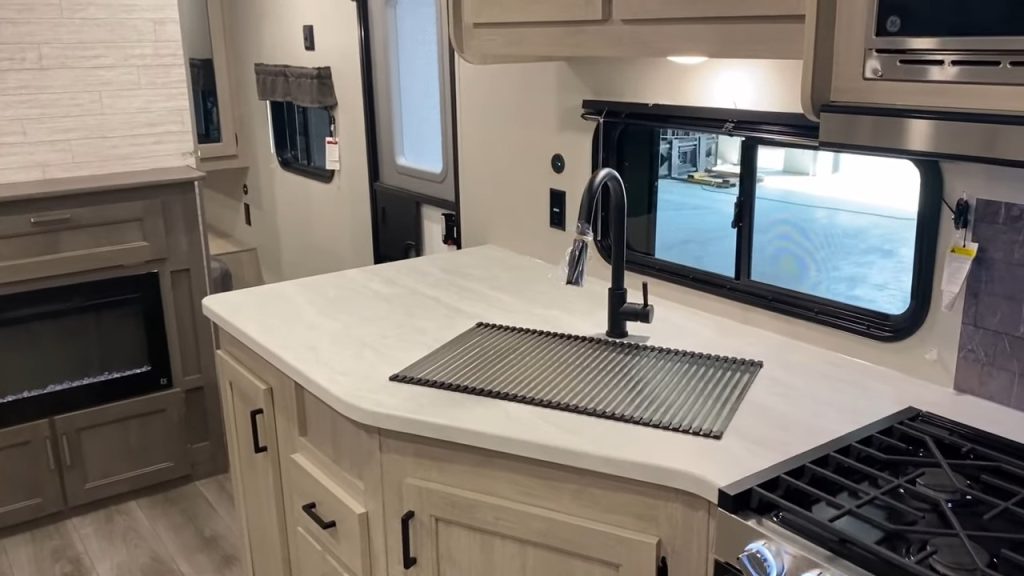 2024 Catalina 243RBS kitchen