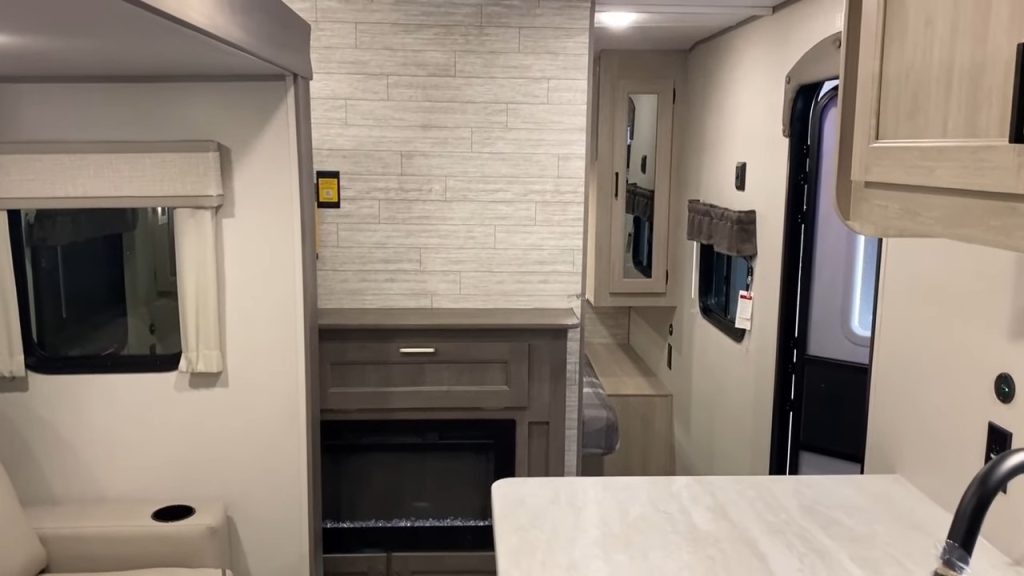 2024 Catalina 243RBS road mode