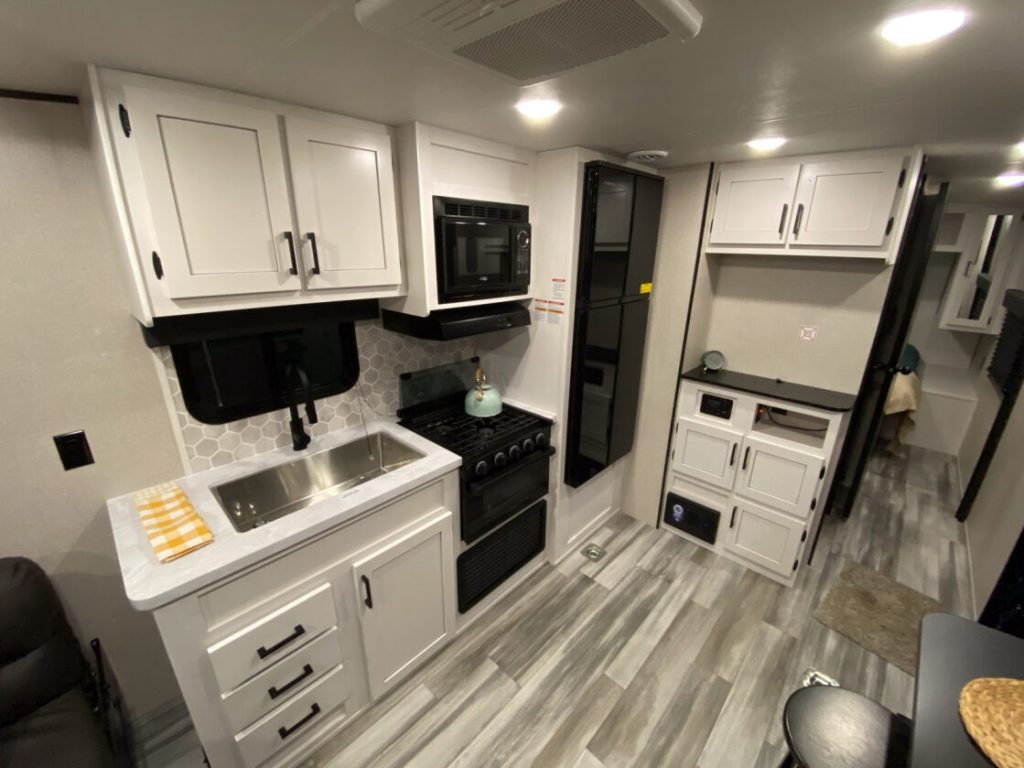 263TH Kitchen and fridge