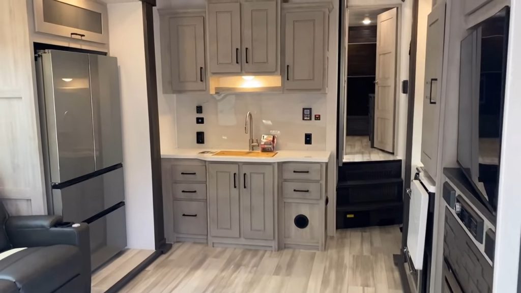 2024 Fuzion 425 living