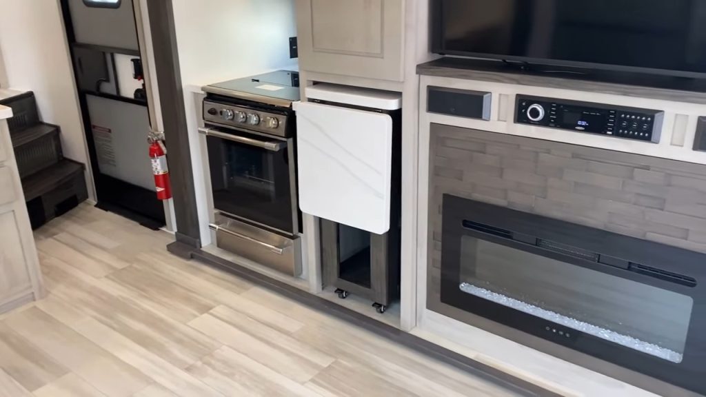 2024 Fuzion 425 kitchen