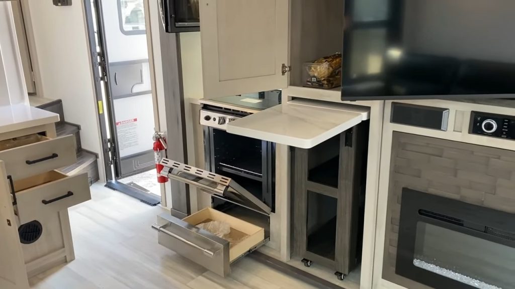 2024 Fuzion 425 kitchen