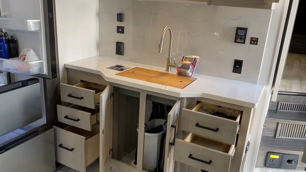 2024 Fuzion 425 kitchen