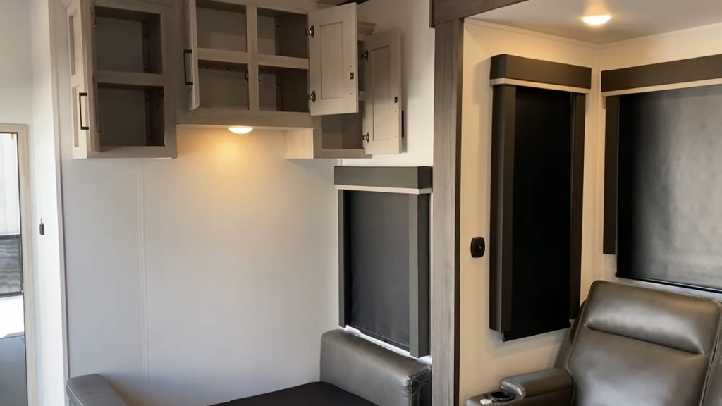 2024 Fuzion 425 kitchen