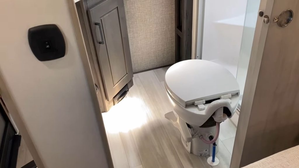 2024 Fuzion 425 bathroom