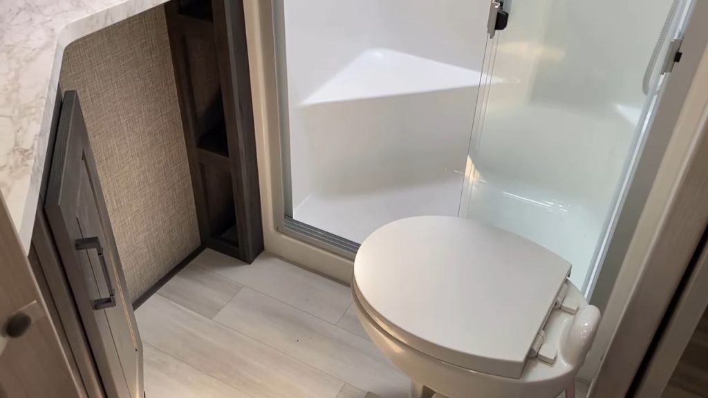 2024 Fuzion 425 bathroom