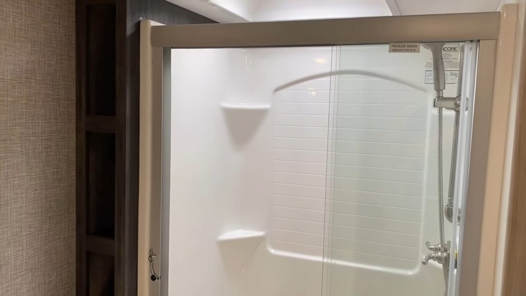 2024 Fuzion 425 bathroom