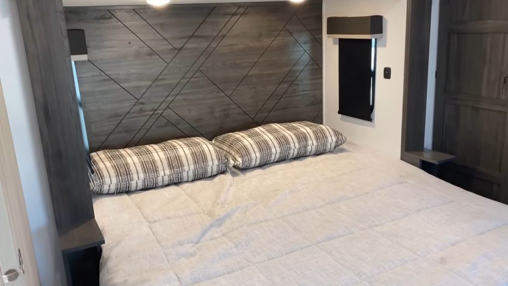 2024 Fuzion 425 bedroom