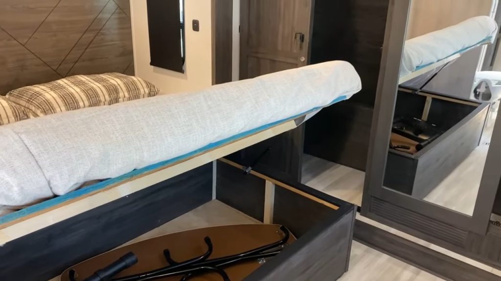 2024 Fuzion 425 bedroom