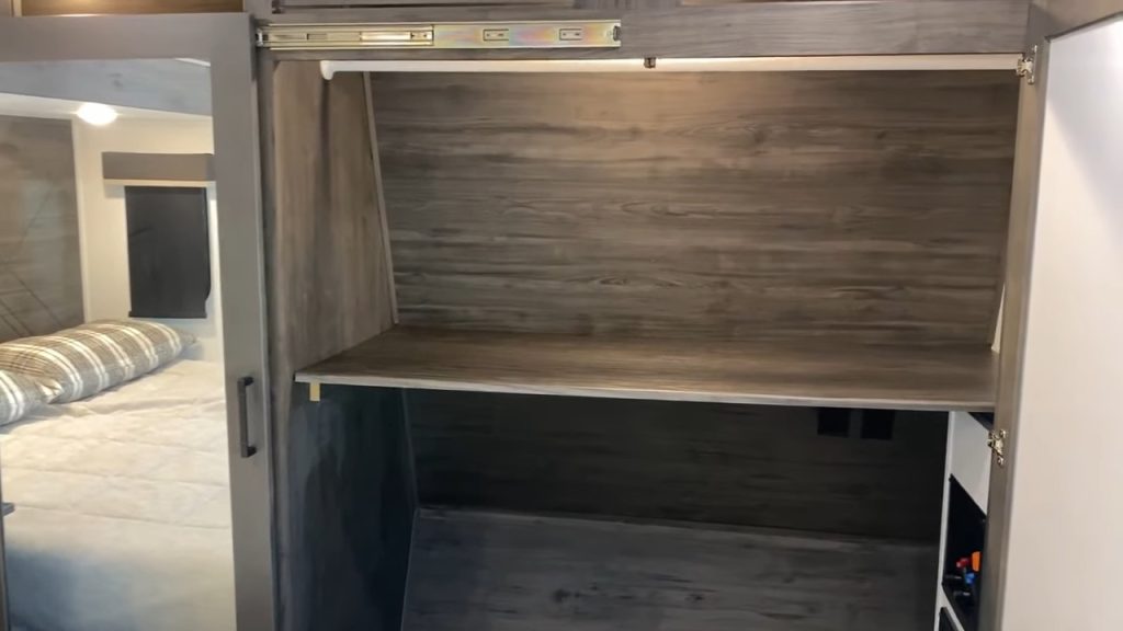 2024 Fuzion 425 bedroom