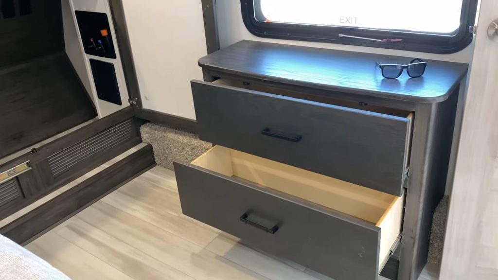 2024 Fuzion 425 bedroom