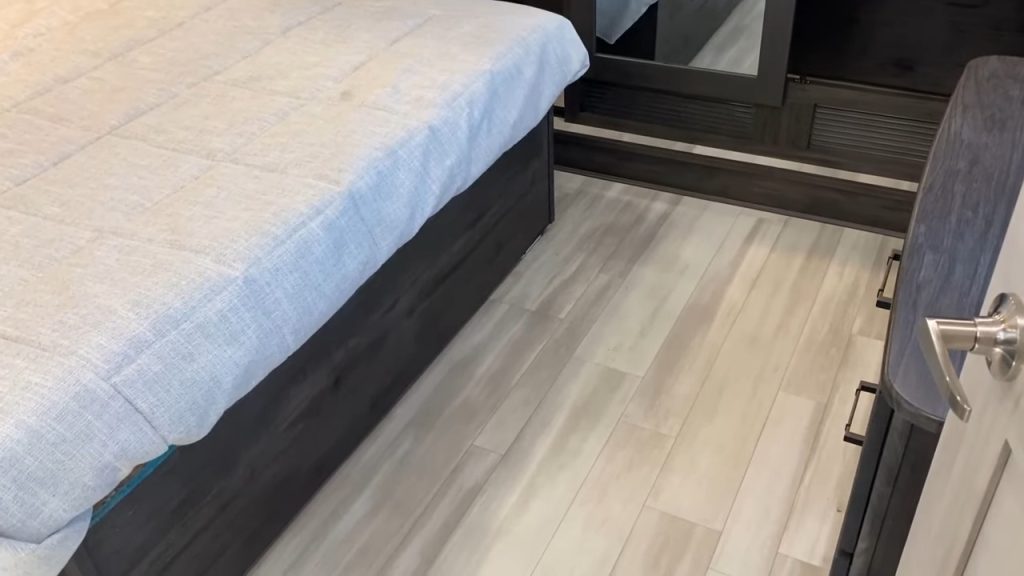 2024 Fuzion 425 bedroom